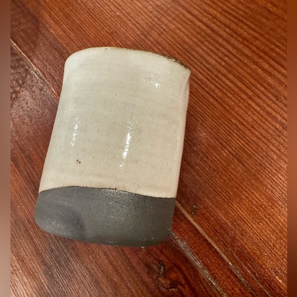 Handmade ceramic mug with pour spout - Picture 5 of 6